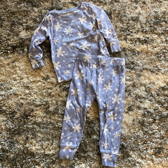 Old Navy snowflake pajamas - Picture 1 of 3